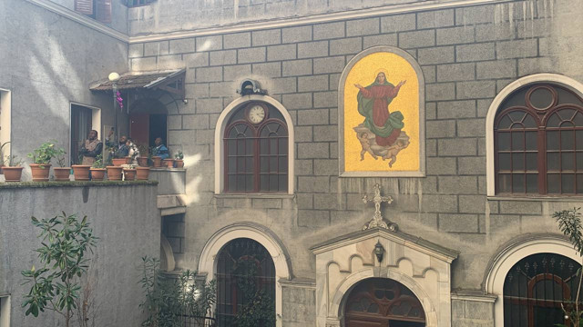 İstiklal Caddesi'nde büyük yangın! Restoranda çıkan yangın kiliseye sıçradı - Resim: 1