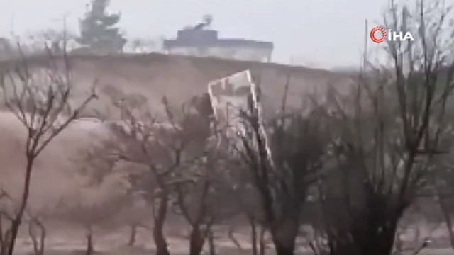 Şanlıurfa'da sele rağmen ilerleyince! Dereye düşen tır şoförle birlikte kayboldu - Resim: 0