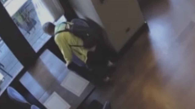 İstanbul'da turistleri yemeğe çıkarıp içeceklerine ilaç kattı sonra da soydu! O anların görüntüsü ortaya çıktı - Resim: 1