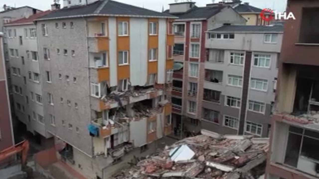 İstanbul'da vahim olay! Yıkılmak istenen bina, yan binaya büyük zarar verdi - Resim: 1