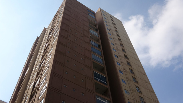 Çocuklarını okuldan alarak eve gelen kadın beyninden vurulmuşa döndü - Resim: 1