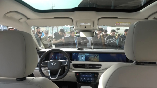 TOGG Bursa'da görücüye çıktı; eşi gözünü karartmış "Ben de almasını isterim" - Resim: 1