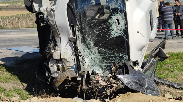 Alman turistleri taşıyan midibüs, otomobili kağıt gibi ezdi! 1 ölü 24 yaralı - Resim: 0