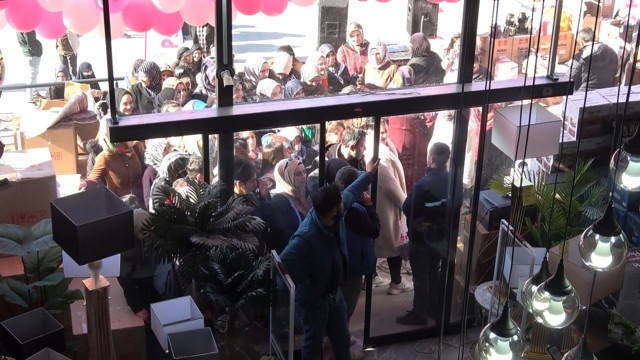 İndirimi duyanlar akın etti mağaza açılışında izdiham yaşandı - Resim: 0