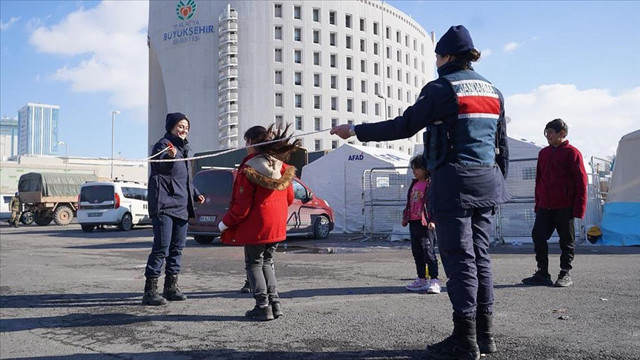 Kadın jandarma astsubayları Malatya'da depremzedelere moral veriyor - Resim: 1