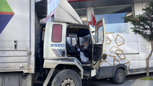 Bağcılar'da zincirleme kaza! Freni boşalan kamyon 7 araca çarptı - Resim: 1