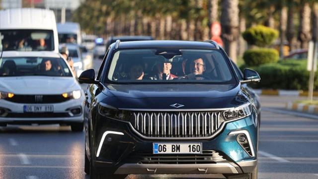 Mehmet Kasapoğlu, İzmir'e altın madalyalarla dönen sporcuları Togg ile karşıladı - Resim: 0