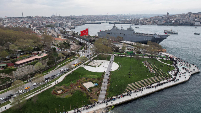 Kuyruğun boyutuna bakın! Vatandaşlar, TCG Anadolu'yu görmek için akın etti - Resim: 0