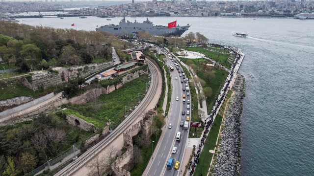 Kuyruğun boyutuna bakın! Vatandaşlar, TCG Anadolu'yu görmek için akın etti - Resim: 1