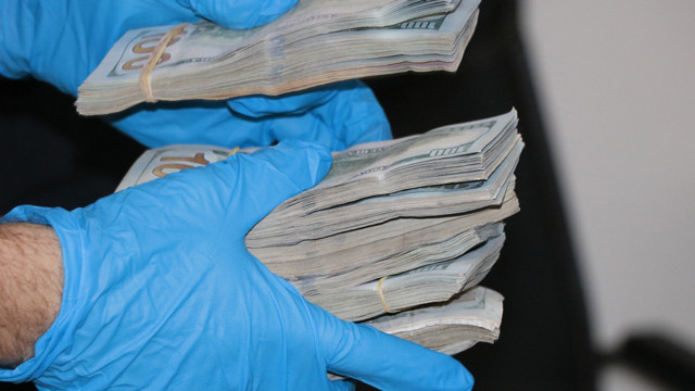 Din görevlileri buldu enkazın üzerindeki poşetten deste deste dolar çıktı - Resim: 3