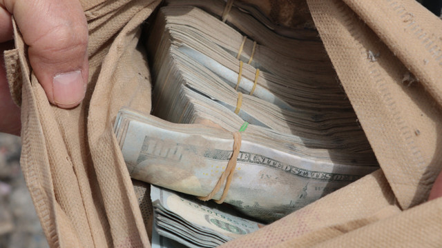 Din görevlileri buldu enkazın üzerindeki poşetten deste deste dolar çıktı - Resim: 0