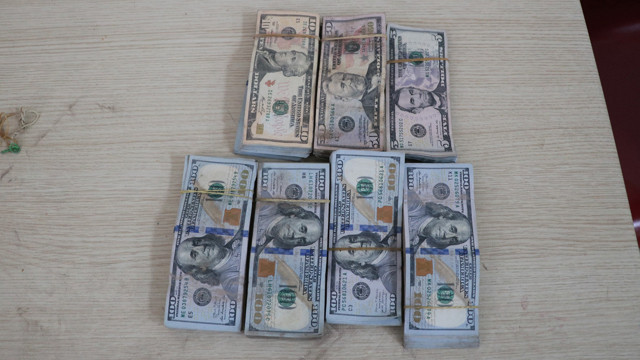 Din görevlileri buldu enkazın üzerindeki poşetten deste deste dolar çıktı - Resim: 2