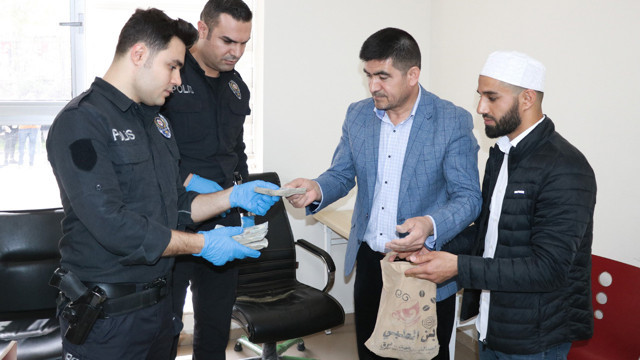 Din görevlileri buldu enkazın üzerindeki poşetten deste deste dolar çıktı - Resim: 1