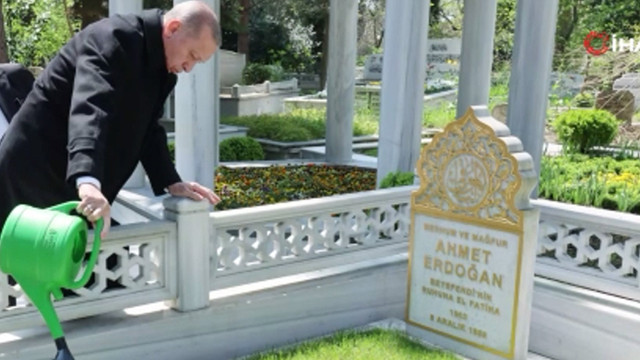Cumhurbaşkanı Erdoğan, anne ve babasının kabrini ziyaret etti - Resim: 0