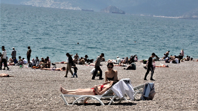 Dünyaca ünlü sahilde bayram yoğunluğu! Yaz aylarını aratmayan görüntüler - Resim: 1