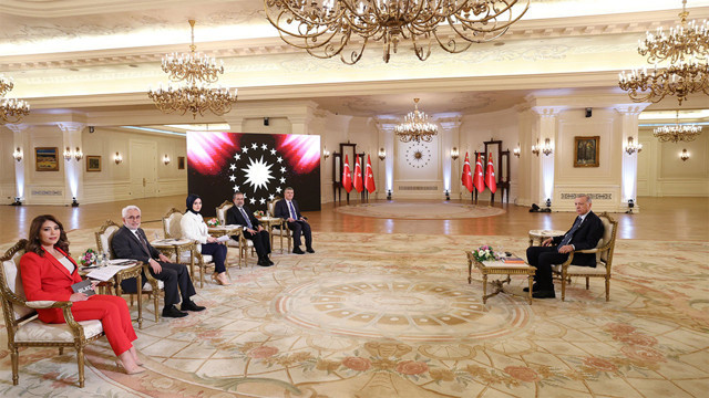 Cumhurbaşkanı Erdoğan canlı yayında rahatsızlandı, yayın kesildi! Geçmiş olsun mesajları yağdı - Resim: 0