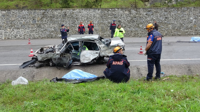 Zonguldak'ta feci kaza! Tofaş hurdaya döndü; 2'si kadın 3 kişi öldü - Resim: 1