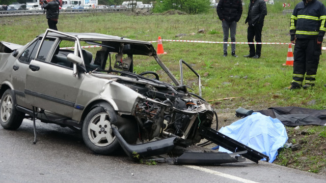 Zonguldak'ta feci kaza! Tofaş hurdaya döndü; 2'si kadın 3 kişi öldü - Resim: 0