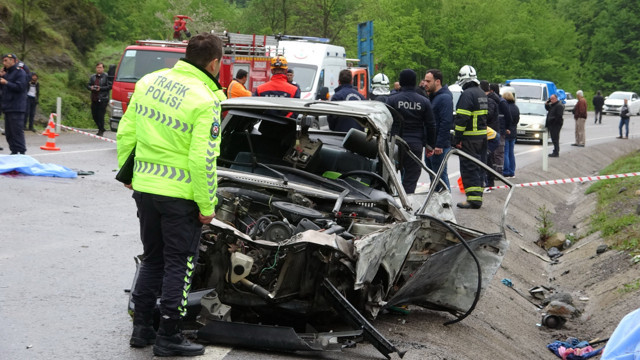 Zonguldak'ta feci kaza! Tofaş hurdaya döndü; 2'si kadın 3 kişi öldü - Resim: 2