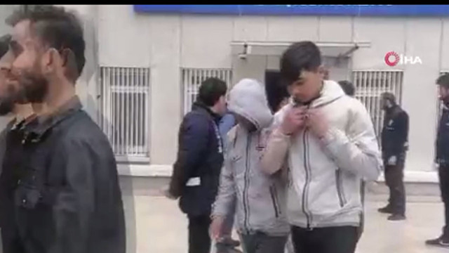 Türkiye'ye kanuna aykırı yöntemlerle giren 100 kaçak göçmen yakalandı - Resim: 1