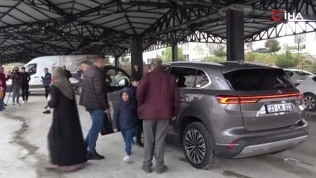 TOGG'un ilk teslimatı Elazığ'a ulaştı! Vatandaşlardan yoğun ilgi: 38 yıl Almanya'da kaldım... - Resim: 1