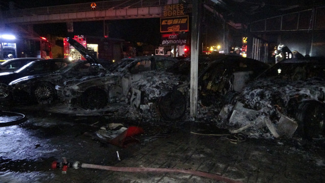 Aylar önce kurşunlanan oto galeride, bu kez de lüks otomobiller alev alev yandı - Resim: 0