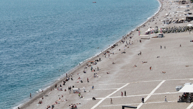 Dün savaş alanına dönen Konyaaltı Sahili'nde bugün deniz keyfi - Resim: 1