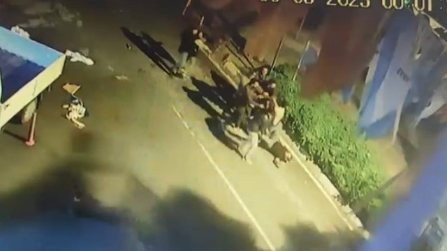 İzmir'de AK Partililer bayrak asarken ortalık bir anda karıştı - Resim: 0