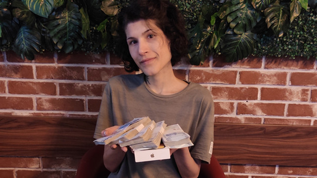 "İplik gibi" kadın yediği çöp şişlerle rekor üstüne para kazandı - Resim: 1