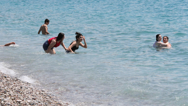Dün savaş alanına dönen Konyaaltı Sahili'nde bugün deniz keyfi - Resim: 0