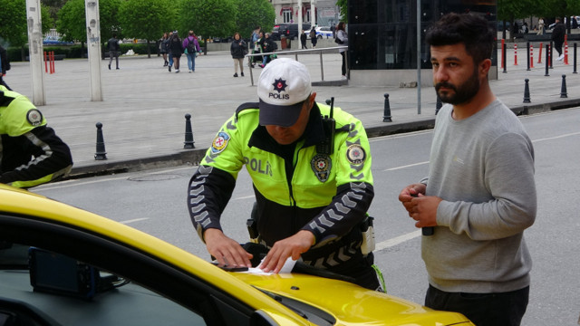 Uyanık turistler taksiciyi polise verdi! Hem para cezası kesildi hem aracı bağlandı - Resim: 0