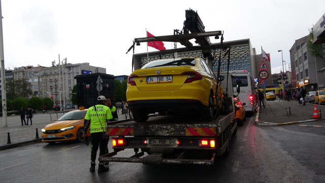Uyanık turistler taksiciyi polise verdi! Hem para cezası kesildi hem aracı bağlandı - Resim: 1