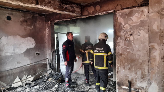 Evde başlayan yangın kapıdaki aracı eritti - Resim: 0