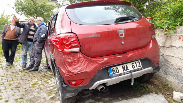 Evde başlayan yangın kapıdaki aracı eritti - Resim: 2