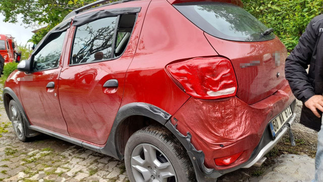 Evde başlayan yangın kapıdaki aracı eritti - Resim: 1