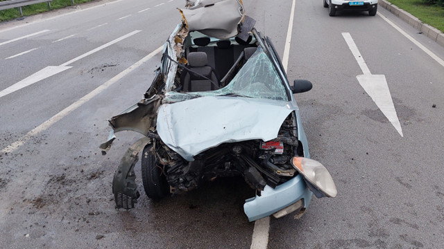 Oy kullanmak için memleketlerine giden ailenin aracı tıra çarptı - Resim: 0