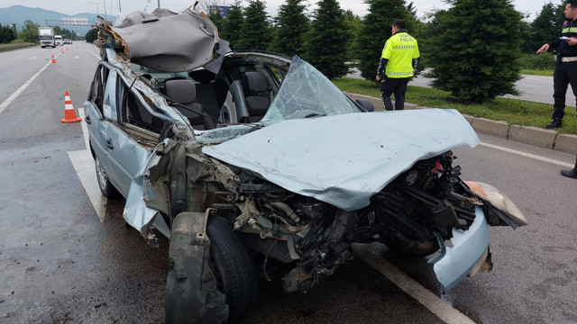 Oy kullanmak için memleketlerine giden ailenin aracı tıra çarptı - Resim: 1