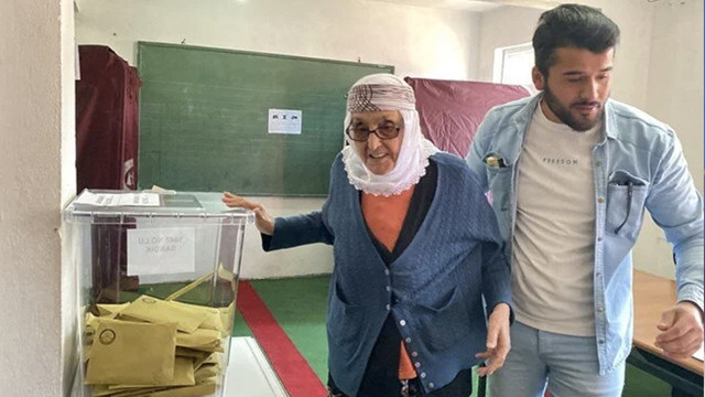 110 yaşındaki Safiye nine oy kullanmak için sandık başına gitti - Resim: 0