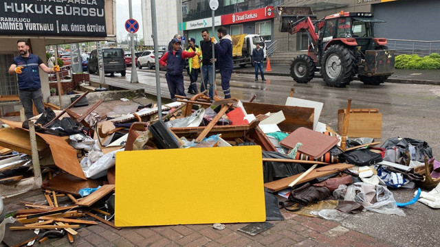 Emekli polis 92 yaşında öldü, çocukları evde ne var ne yok balkondan attı - Resim: 1