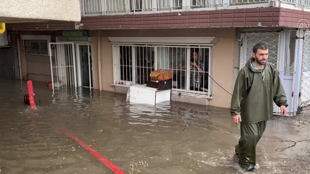 Meteoroloji uyarmıştı, İzmir'i yine sağanak vurdu - Resim: 0