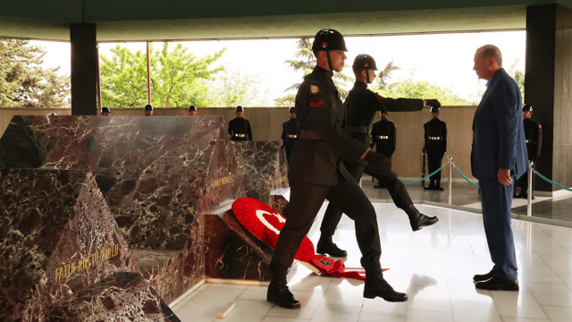 Cumhurbaşkanı Erdoğan, Adnan Menderes'in anıt mezarını ziyaret etti - Resim: 0