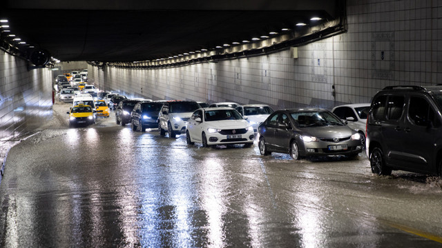 Şiddetli yağmura dayanamadı! TOBB Genel Kurulu'nda platform çöktü! - Resim: 2