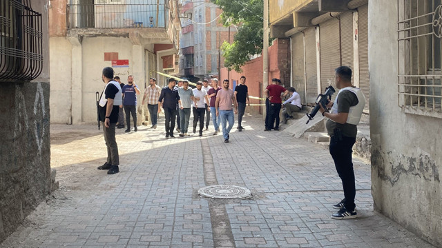 Diyarbakır’da belediyenin çöp arabası terör yandaşlarının saldırısına uğradı - Resim: 0