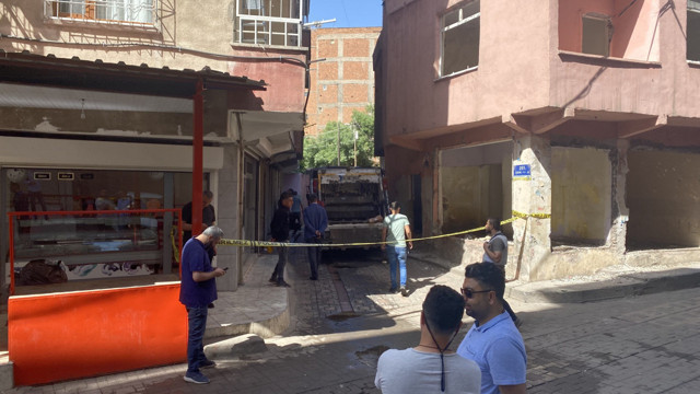 Diyarbakır’da belediyenin çöp arabası terör yandaşlarının saldırısına uğradı - Resim: 1