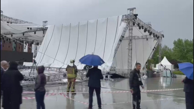 Şiddetli yağmura dayanamadı! TOBB Genel Kurulu'nda platform çöktü! - Resim: 0