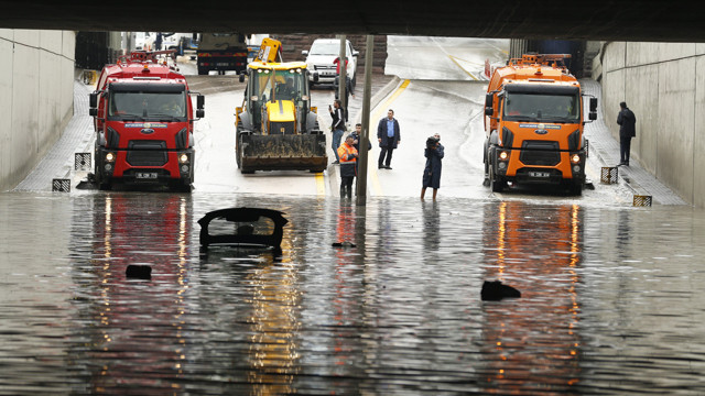 Şiddetli yağmura dayanamadı! TOBB Genel Kurulu'nda platform çöktü! - Resim: 1