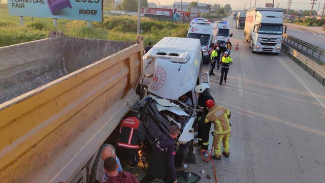 Bursa'da feci kaza! Sporcuları taşıyan minibüs hafriyat kamyonuna çarptı - Resim: 0