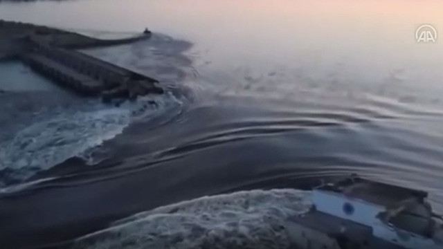 Ukrayna'da sel tehdidi! Nova Kakhovka barajı bombalanarak yıkıldı zamana karşı yarış başladı - Resim: 0