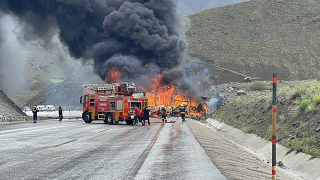 Erzican'da iki tırın çarpıştığı kazada yangın çıktı! Devasa alevlere itfaiye müdahale etti - Resim: 1