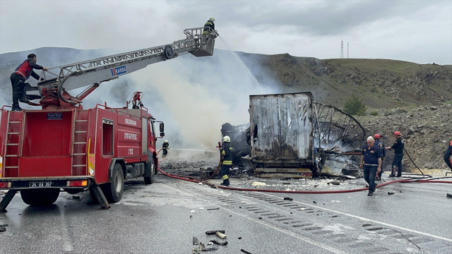 Erzican'da iki tırın çarpıştığı kazada yangın çıktı! Devasa alevlere itfaiye müdahale etti - Resim: 2